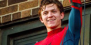 Tom Holland ruba costantemente “souvenir” dai set Marvel