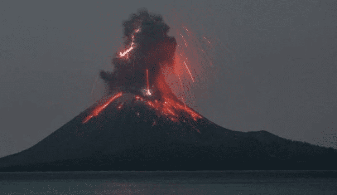 Krakatoa: dopo 140 anni è ancora suo "figlio" Anak Krakatoa a spaventare