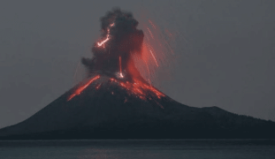 Krakatoa: dopo 140 anni è ancora suo “figlio” Anak Krakatoa a spaventare