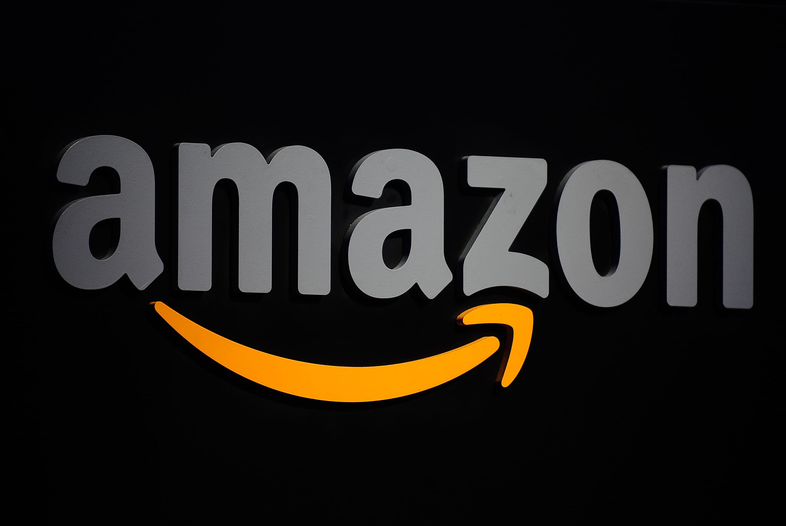 Amazon scende in campo contro i prodotti legati a QAnon
