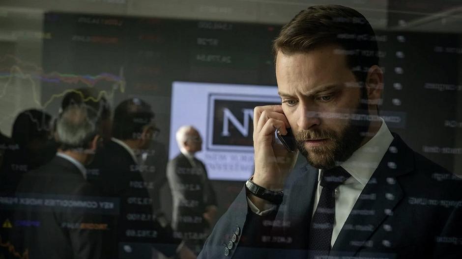 Diavoli, la recensione: Alessandro Borghi e Patrick Dempsey squali della finanza nella serie Sky