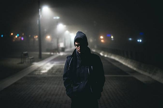 uomo in strada