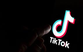 TikTok, più controlli e niente messaggi diretti per gli under-sixteen
