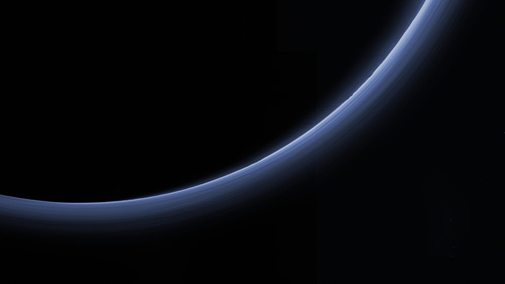 L’atmosfera di Plutone: trovati indizi nascosti nella sua foschia blu