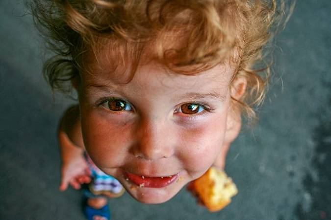 bambina che mangia