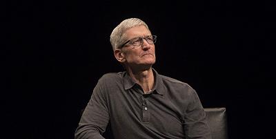 Apple taglia del 40% lo stipendio di Tim Cook, la crisi non risparmia neppure i CEO