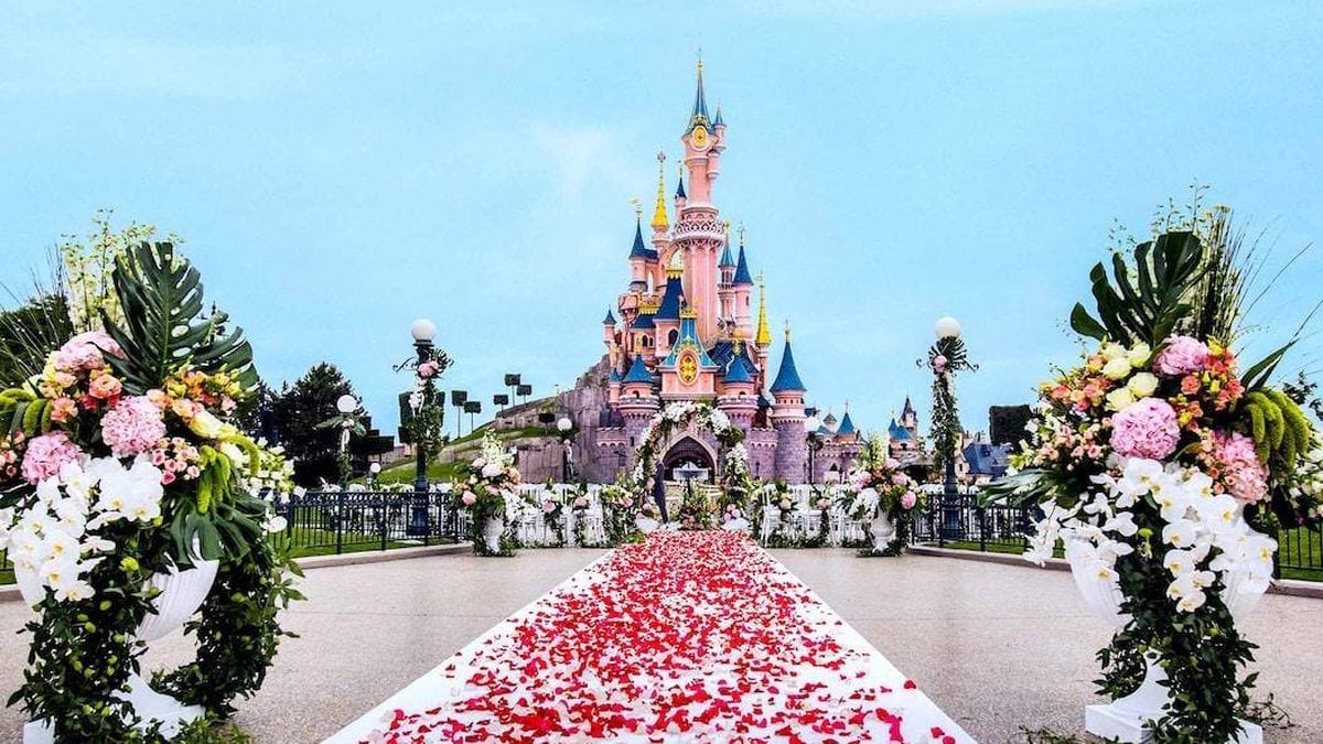 Disneyland Paris: il parco divertimenti riaprirà ad aprile