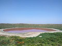 Un lago meteoritico in India ha cambiato colore durante la notte