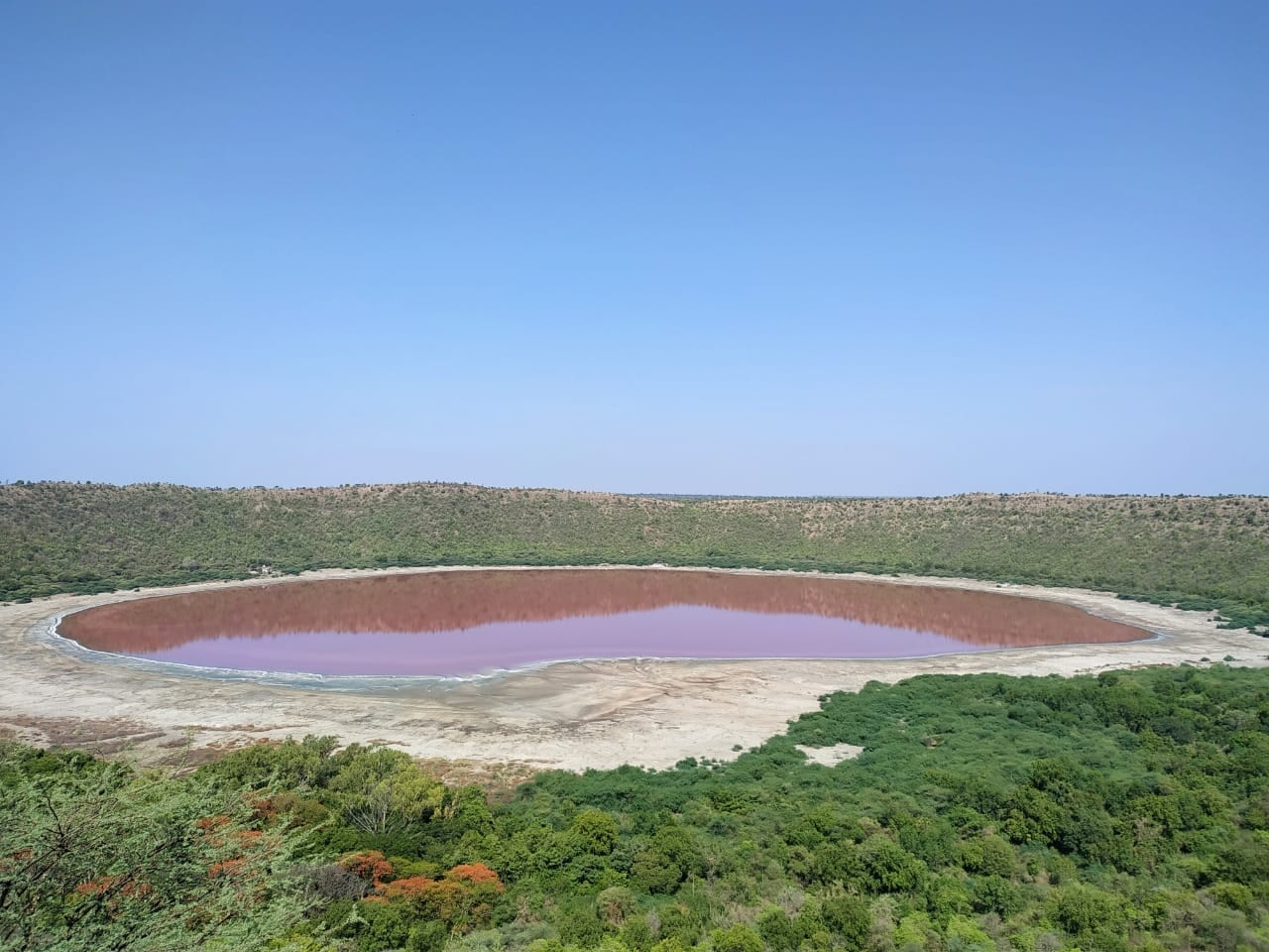 Un lago meteoritico in India ha cambiato colore durante la notte