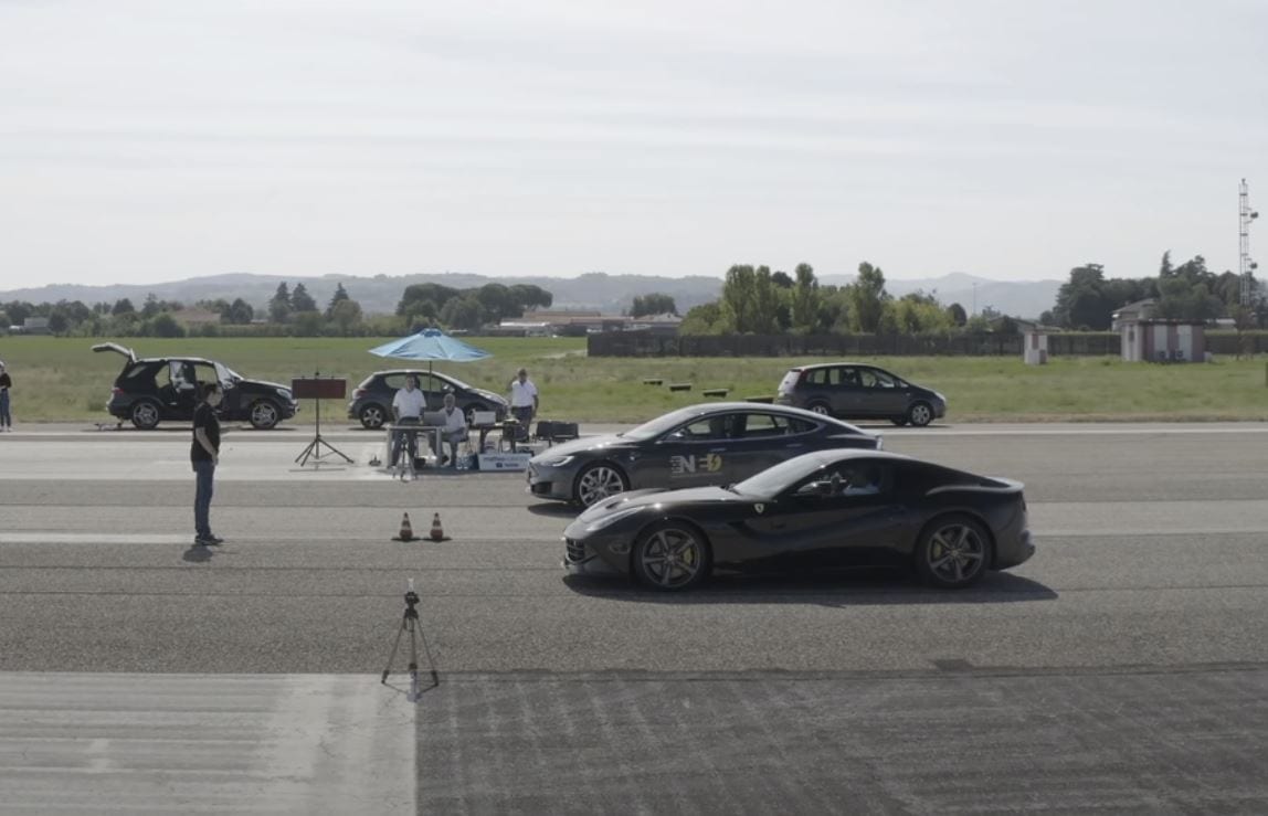 Ferrari F12 Berlinetta VS Tesla Model 3 Performance: la sportiva italiana viene umiliata