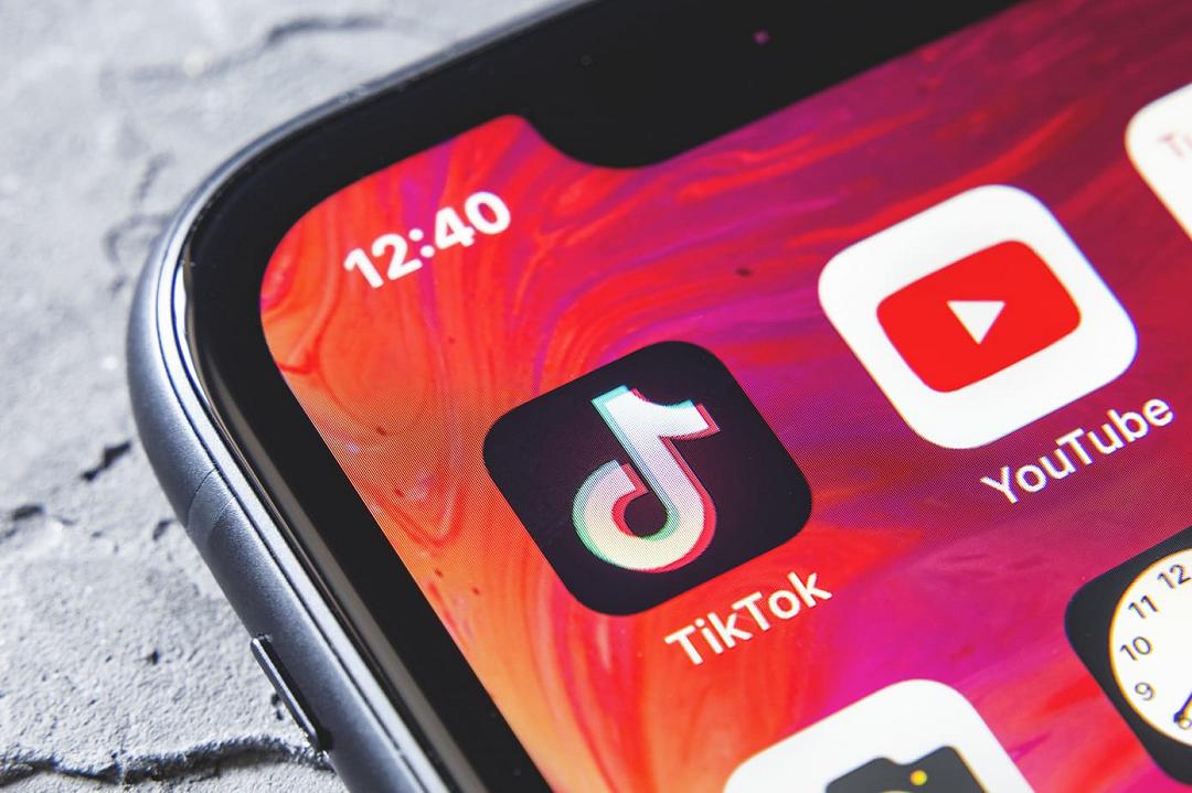 TikTok: stai per scrivere un commento sgradevole? Il social ti sgrida prima dell’invio