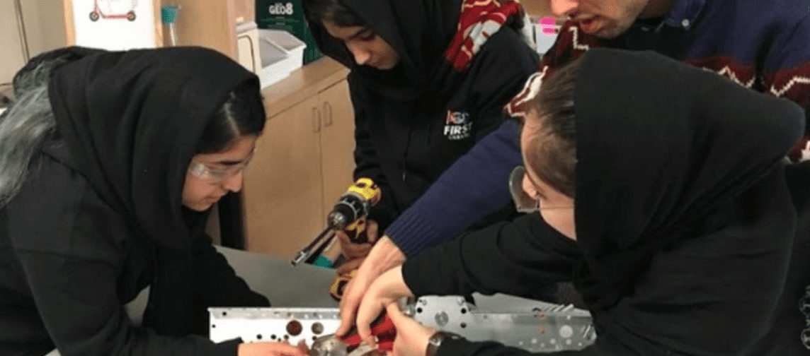 COVID-19: studentesse afgane costruiscono ventilatori con parti di auto