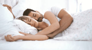 Sonno: meglio dormire con un partner