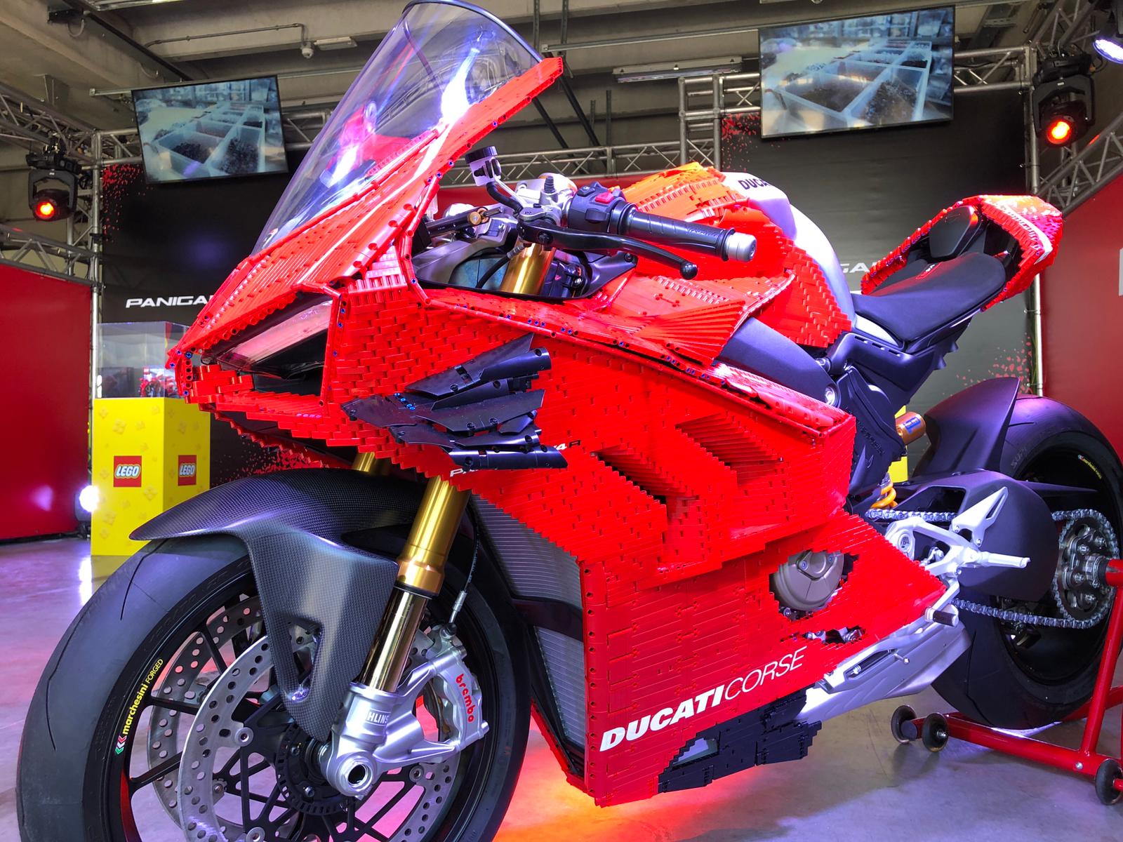 Panigale V4 R, presentata la Ducati con carena in LEGO Technic in scala reale