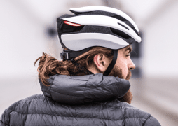 Lumos Ultra: il casco da bici smart con gesture per mettere la freccia (se hai Apple Watch)