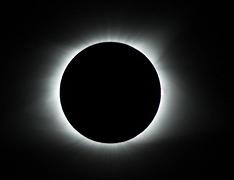Corona solare: la caccia alle eclissi totali per studiarne il campo magnetico