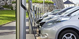 Auto elettriche, in Germania le colonnine di ricarica diventano obbligatorie in tutti i benzinai