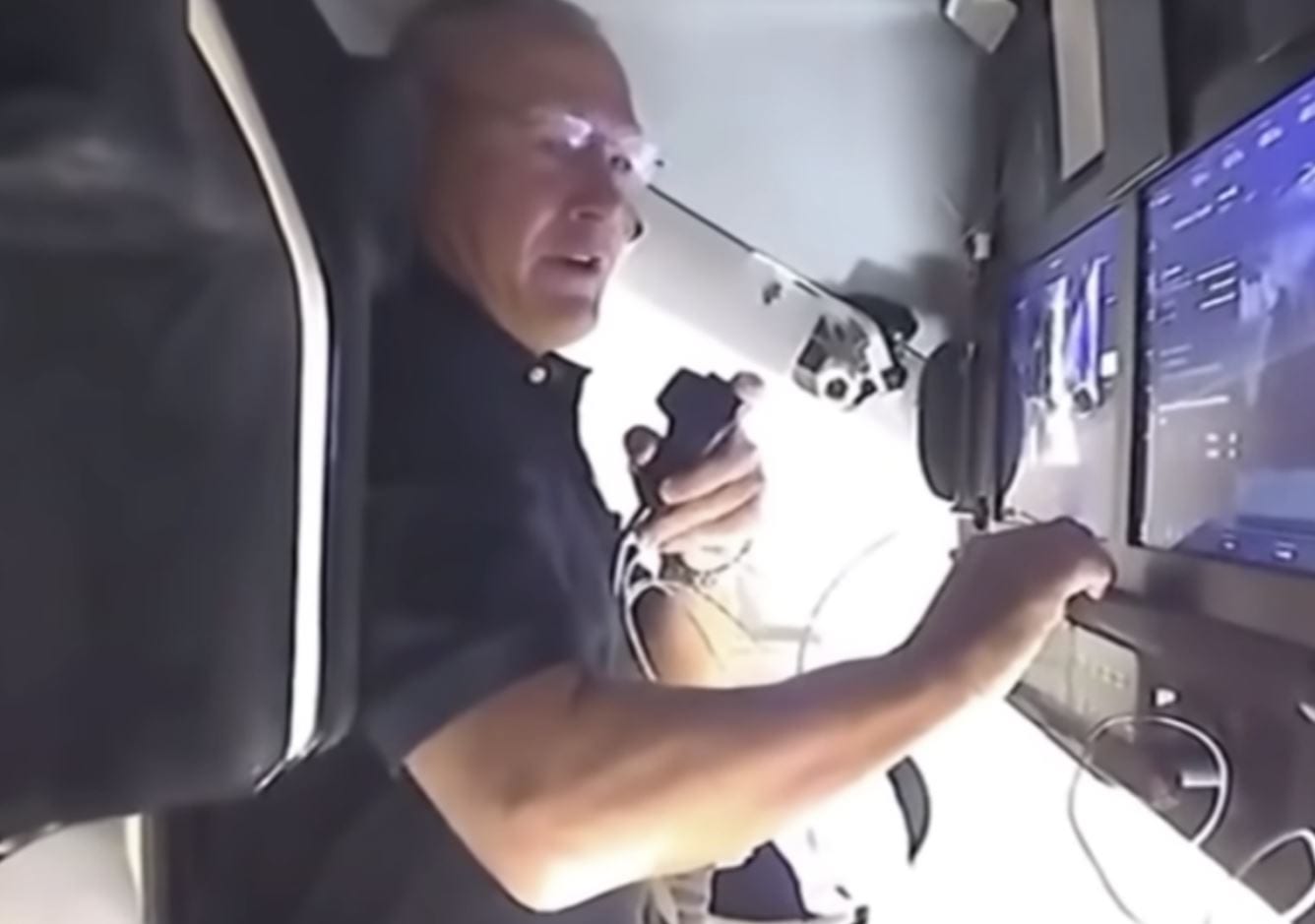 SpaceX, il radioamatore: “ho parlato con gli astronauti della Crew Dragon”, la NASA lo smentisce