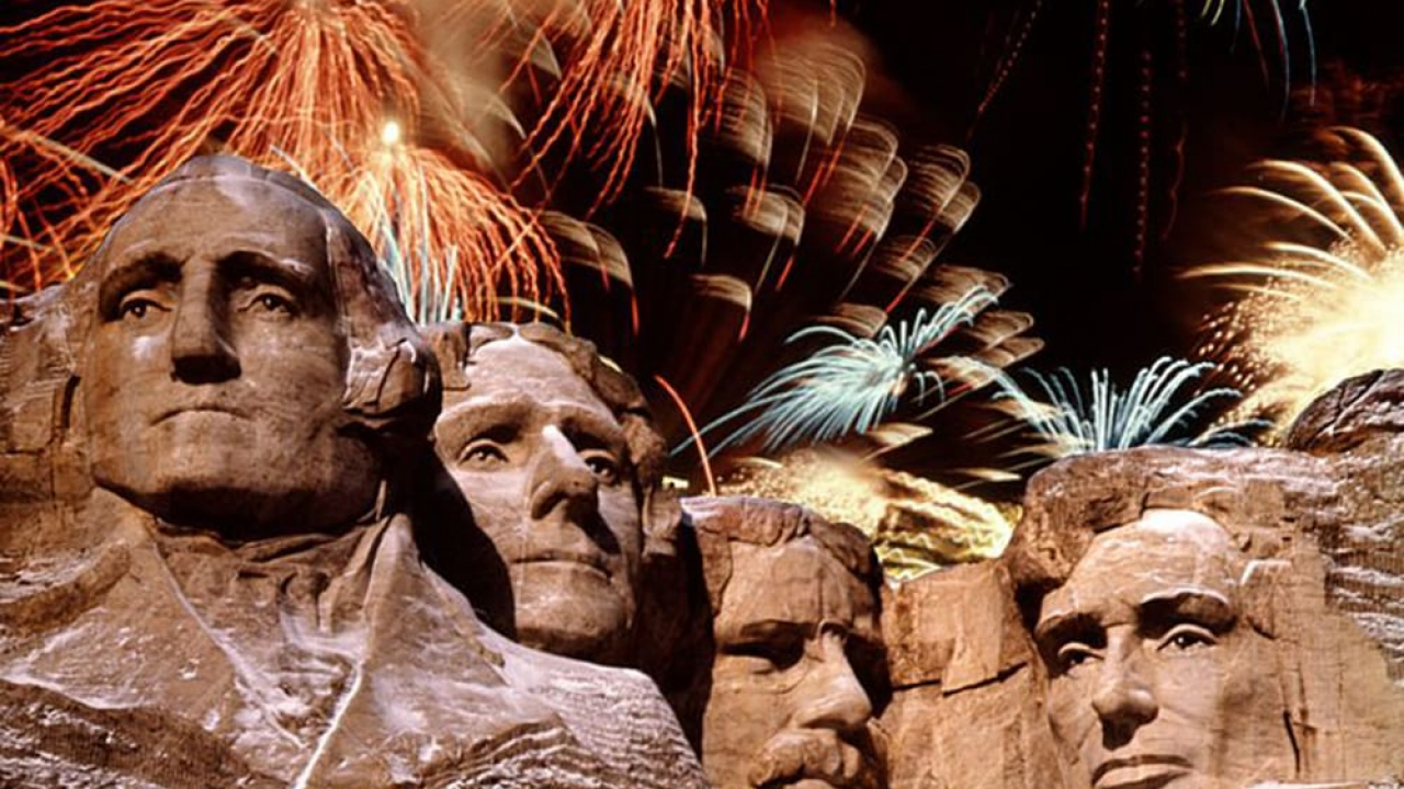 Fuochi d’artificio del 4 luglio al Monte Rushmore, Trump: “Cosa può bruciare? È pietra”
