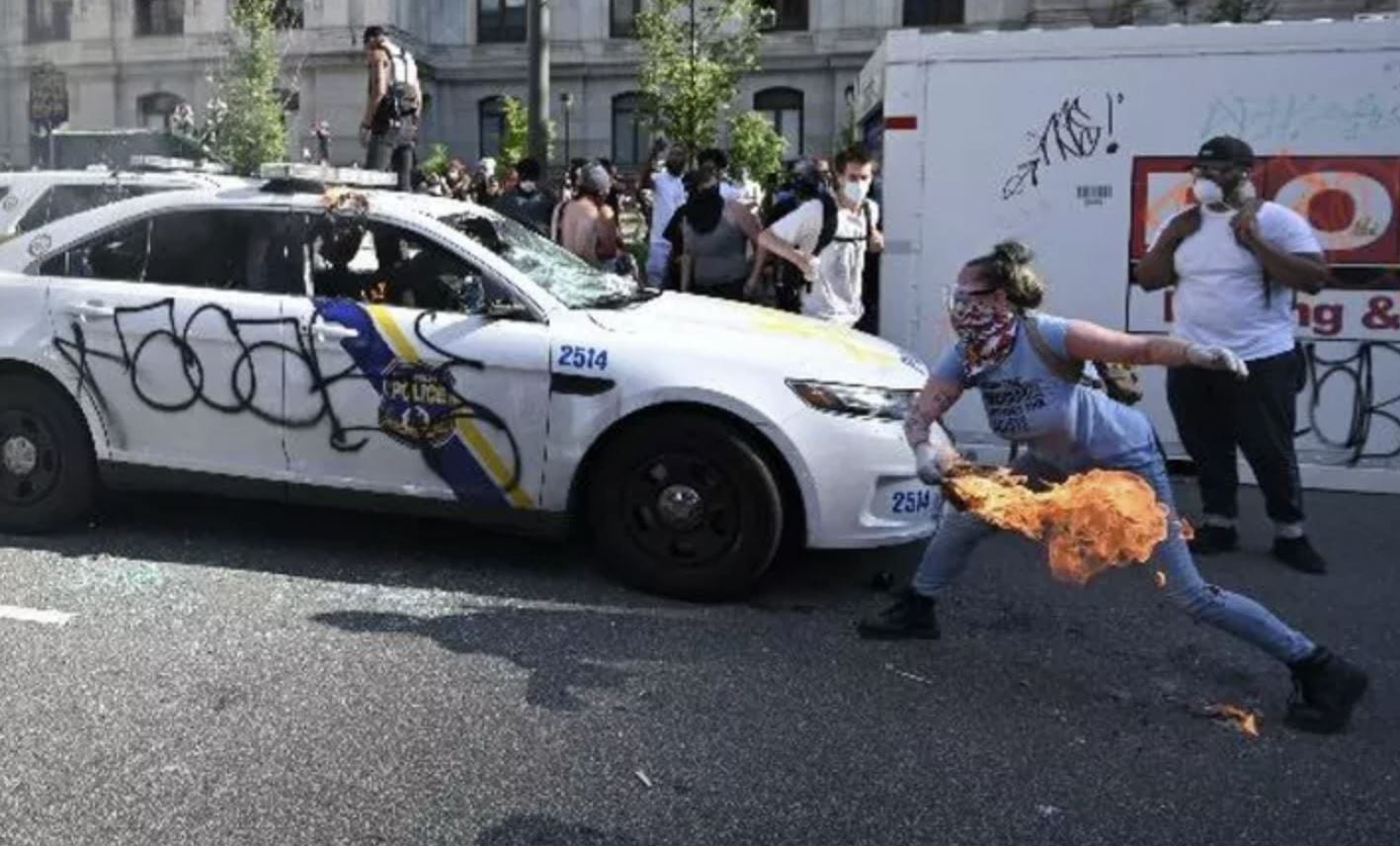 L’FBI è risalita ad una manifestante grazie ad una sua recensione su Etsy: aveva bruciato due volanti