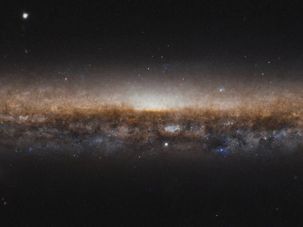Knife Edge: il telescopio spaziale Hubble cattura il bordo della galassia NGC 5907