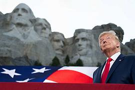 Trump al Monte Rushmore: i Lakota non sono riusciti a fermarlo. Presente anche la fidanzata di Trump Junior positiva al coronavirus