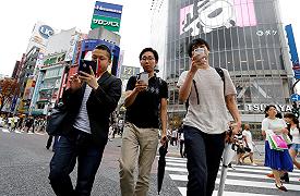Giappone, vietato passeggiare con lo smartphone in mano: il divieto adottato dalla città di Yamato