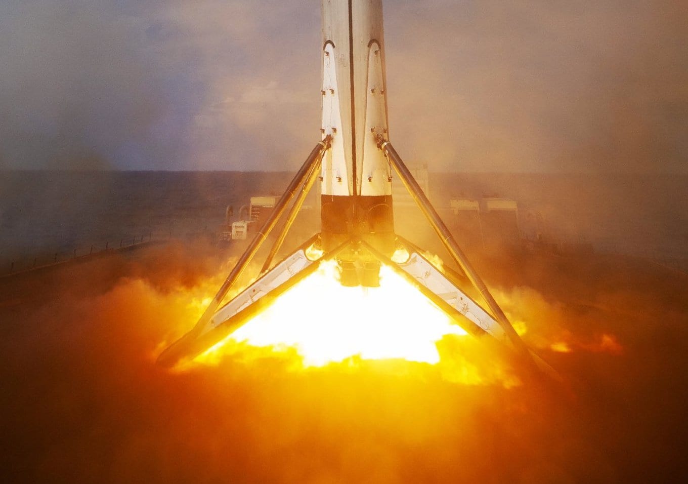 Falcon 9: le immagini spettacolari del suo atterraggio sulla nave drone JRTI