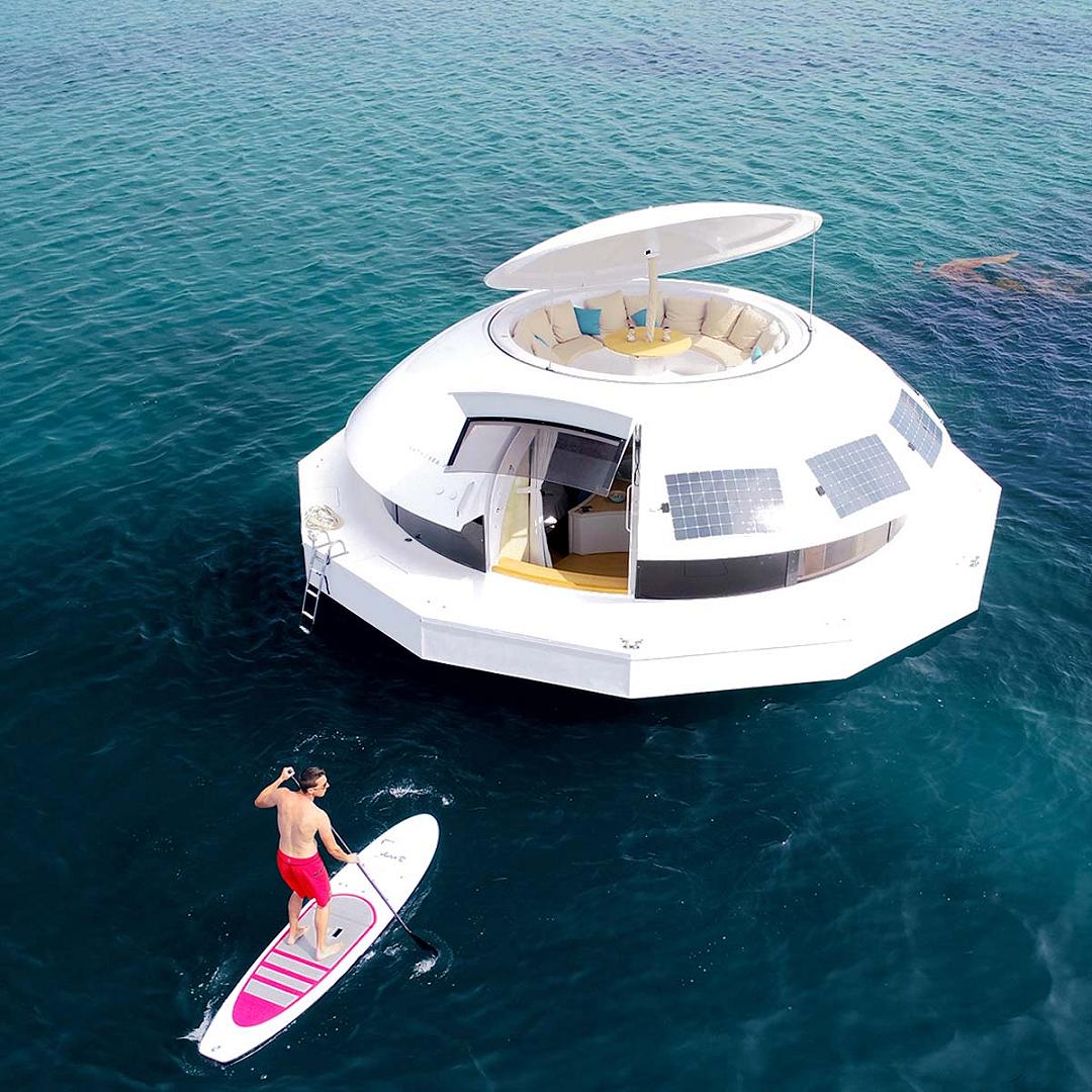 Vacanze alternative? Ecco Anthenea, la casa galleggiante ispirata dai film di 007
