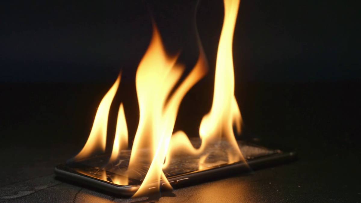 BadPower, l'hack che fa prendere fuoco allo smartphone (tramite il caricabatterie)