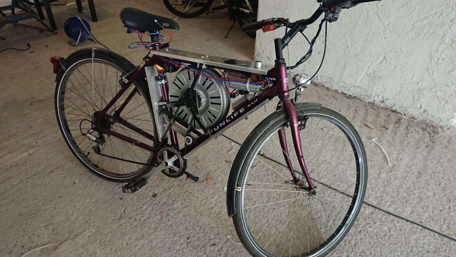 Questa bicicletta elettrica è stata creata usando i componenti di una lavatrice, va a più di 100Km/h