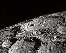 Luna: identificata la brillante sostanza trovata sulla sua superficie