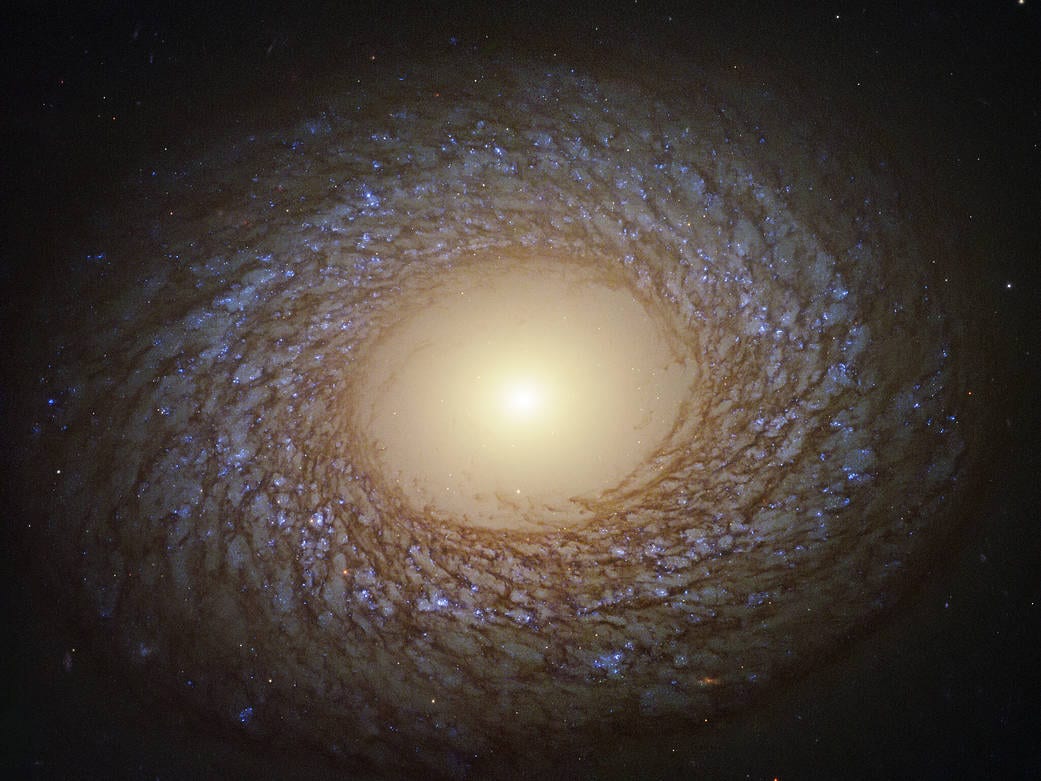 NGC 2775: la galassia a spirale piumata