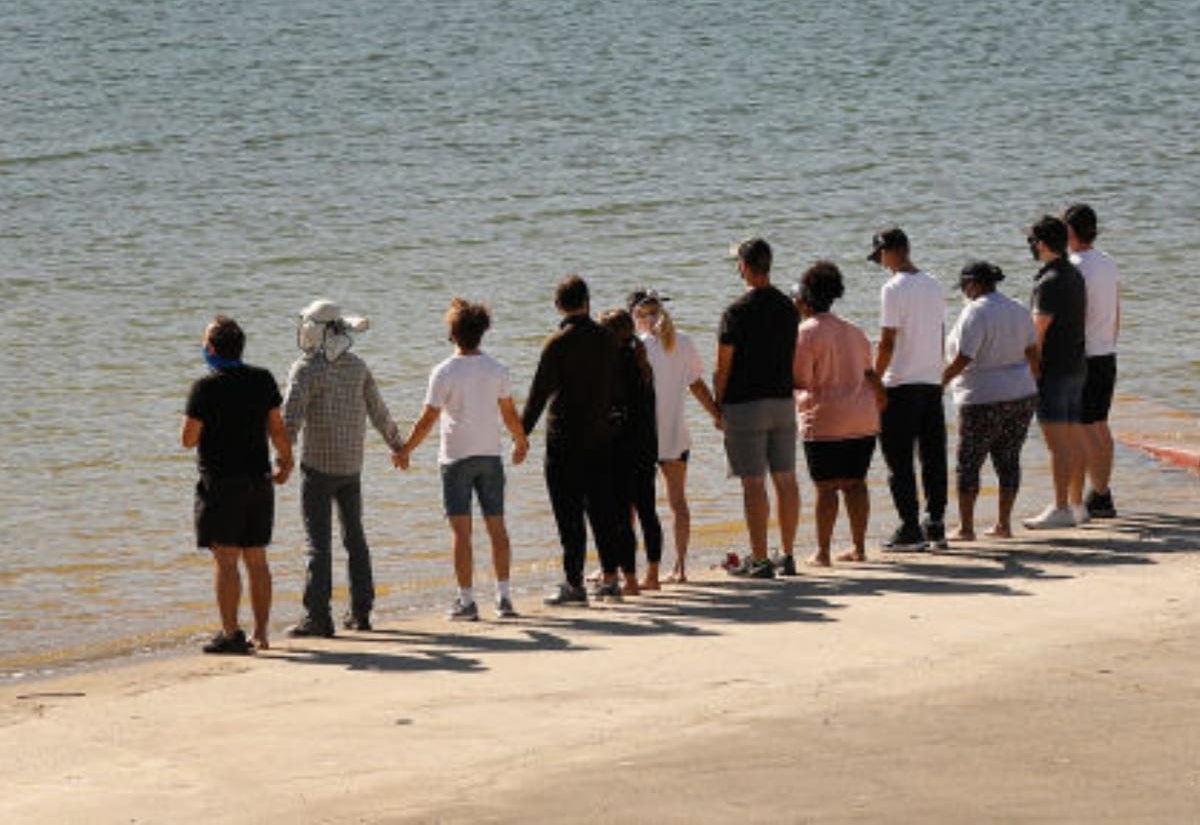 Naya Rivera: il cast di Glee si raduna davanti al lago in cui è morta l'attrice