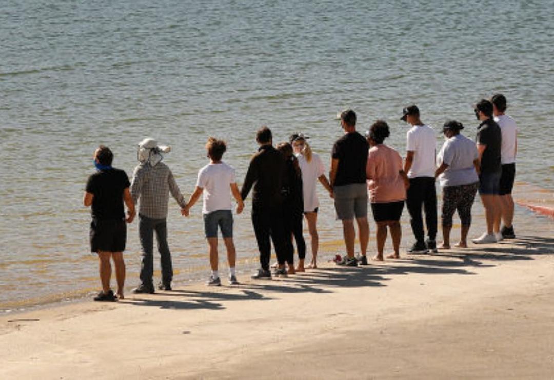 Naya Rivera: il cast di Glee si raduna davanti al lago in cui è morta l’attrice