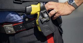 Sperimentazione Taser fallita: l’Italia rinuncia all’uso delle armi non-letali (per ora)