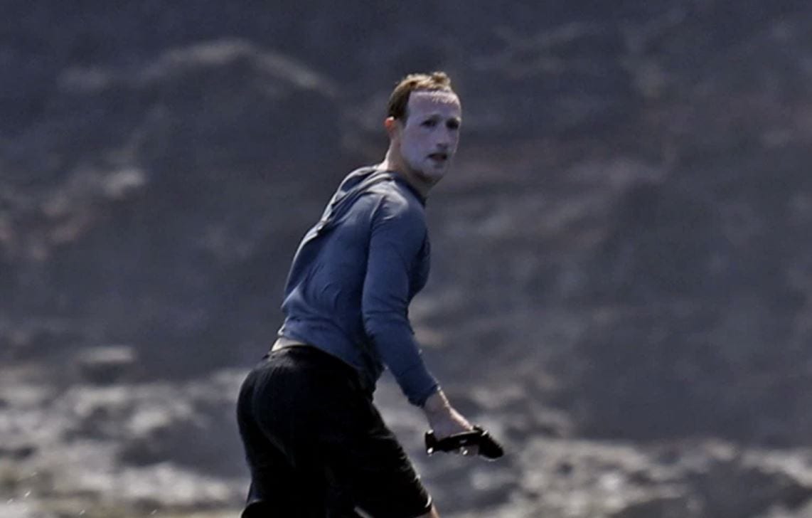 Mark Zuckerberg immortalato mentre fa surf con 80 strati di crema solare