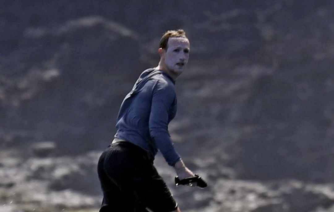 Mark Zuckerberg immortalato mentre fa surf con 80 strati di crema solare