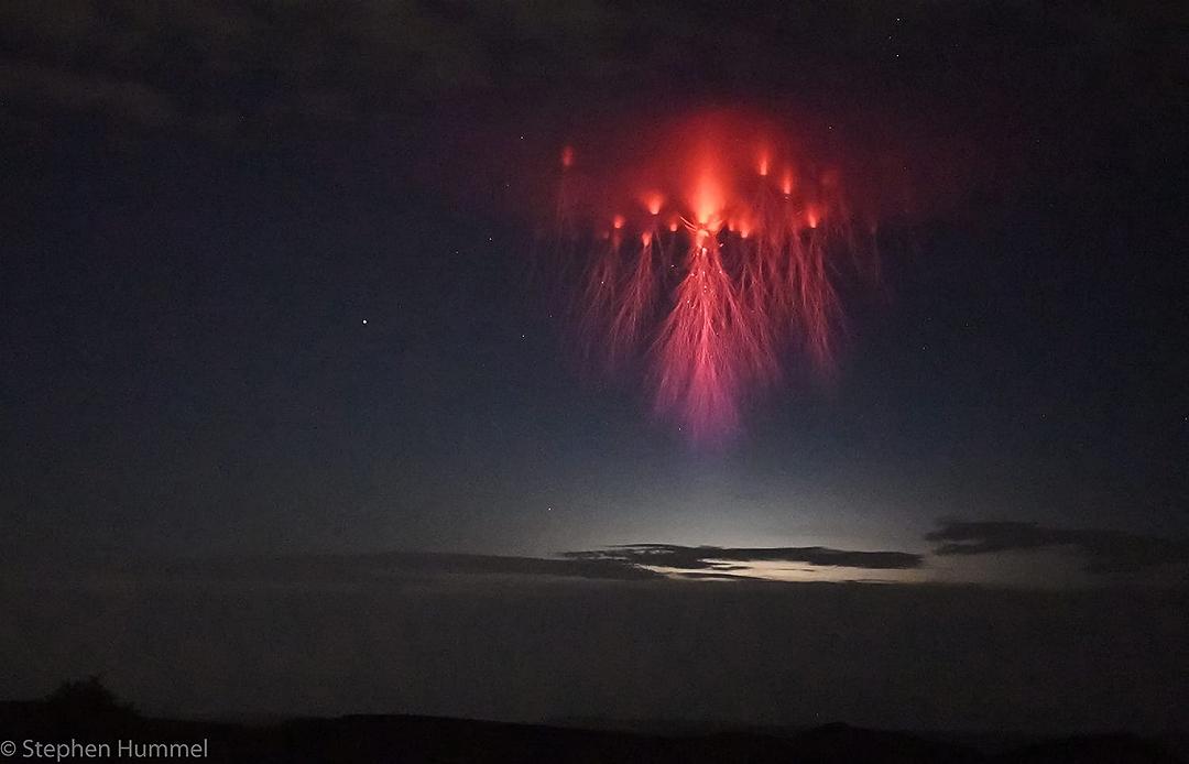 Uno strano fulmine rosso appare nei cieli del Texas