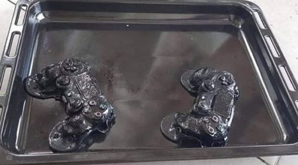 PS4: nasconde i DualShock del figlio nel forno, la moglie li “cuoce”