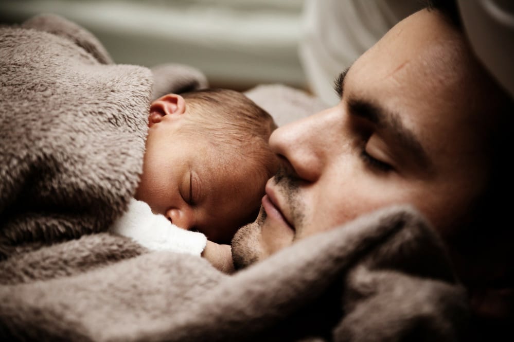 uomo e bambino dormono