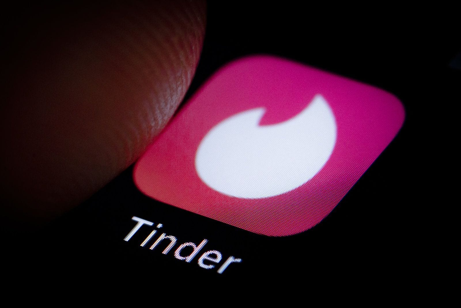 Tinder punta sull’anonimato: arriva la modalità incognito (ma solo per chi paga)