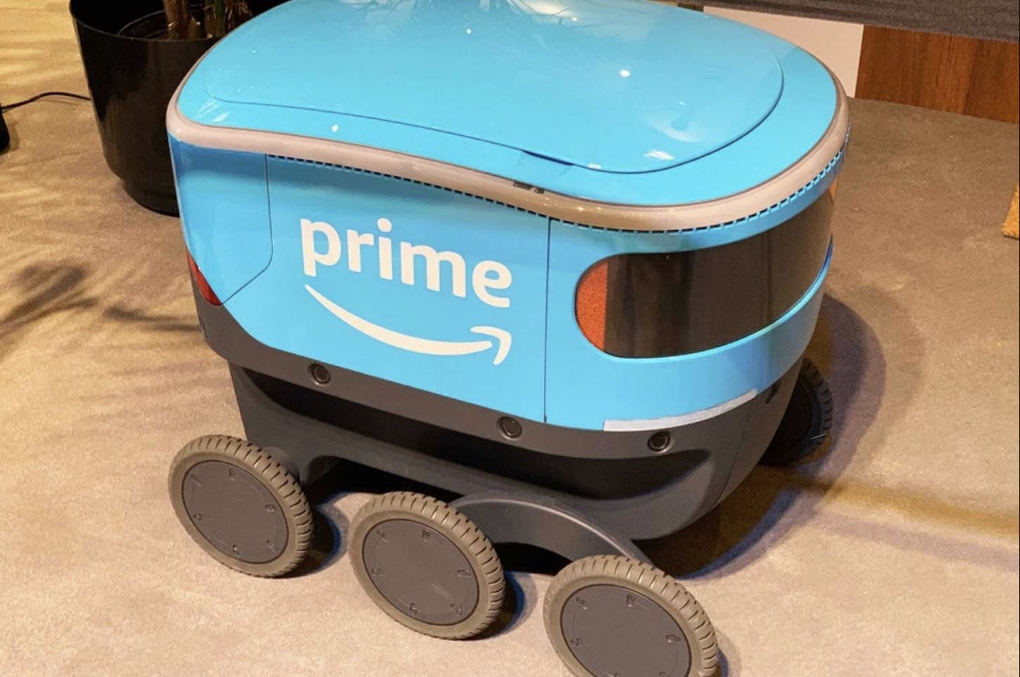 I robot per le consegne di Amazon sono un flop, interrotta la sperimentazione