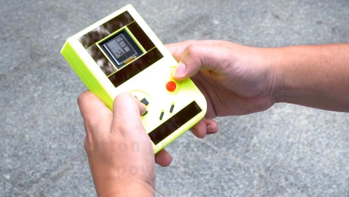 Nasce il Game Boy senza batterie (ma che si spegne ogni pochi secondi)