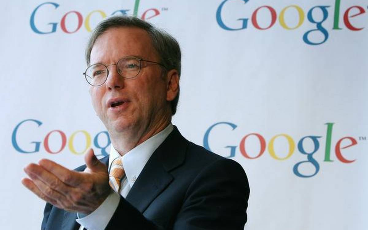 Intelligenze artificiali, parla l'ex CEO di Google: "sono un rischio esistenziale per l'umanità"