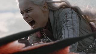 Emilia Clarke salta fuori da un aereo per festeggiare il suo 34° compleanno