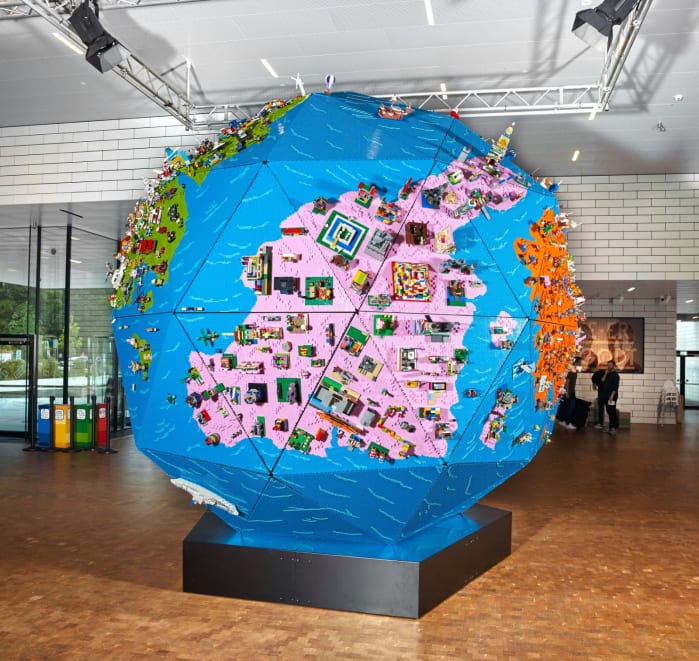 LEGO Rebuild The World: svelato il gigantesco mappamondo con le creazione  dei bambini