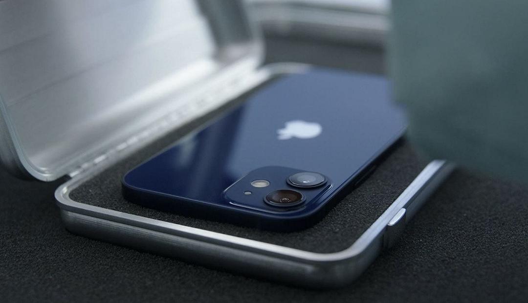 iPhone 12: quanto costa sostituire lo schermo OLED fuori garanzia?
