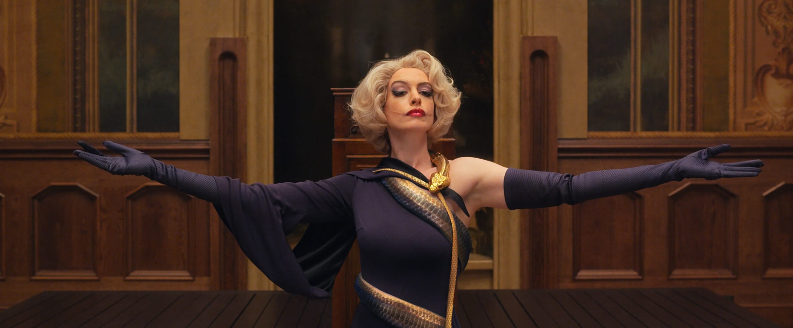 Le streghe, la recensione: più horror e politico, con una Anne Hathaway strepitosa