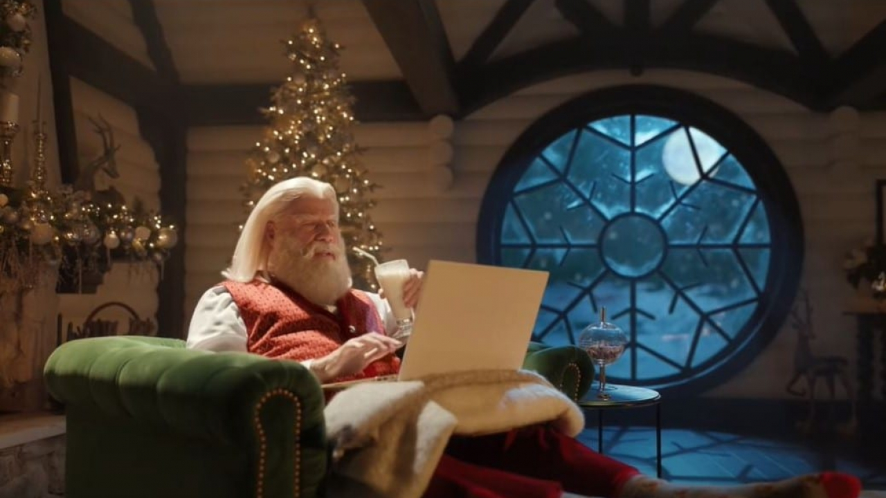 John Travolta è Babbo Natale in uno spot natalizio con Samuel L. Jackson